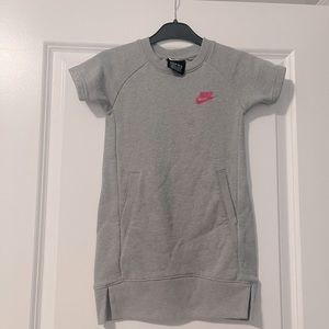 Nike tech fleece perfect for spring time girls size 4T XS grey and pink no tags